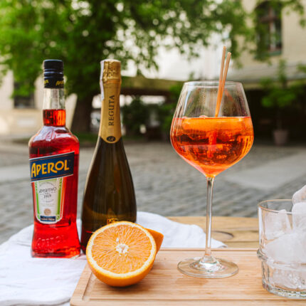 Włoski drink z prosecco i likierem Aperol oraz pomarańczą.